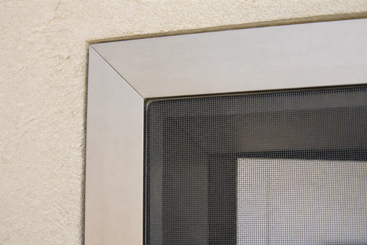 Angle de cadre aluminium d’une moustiquaire, toile tendue