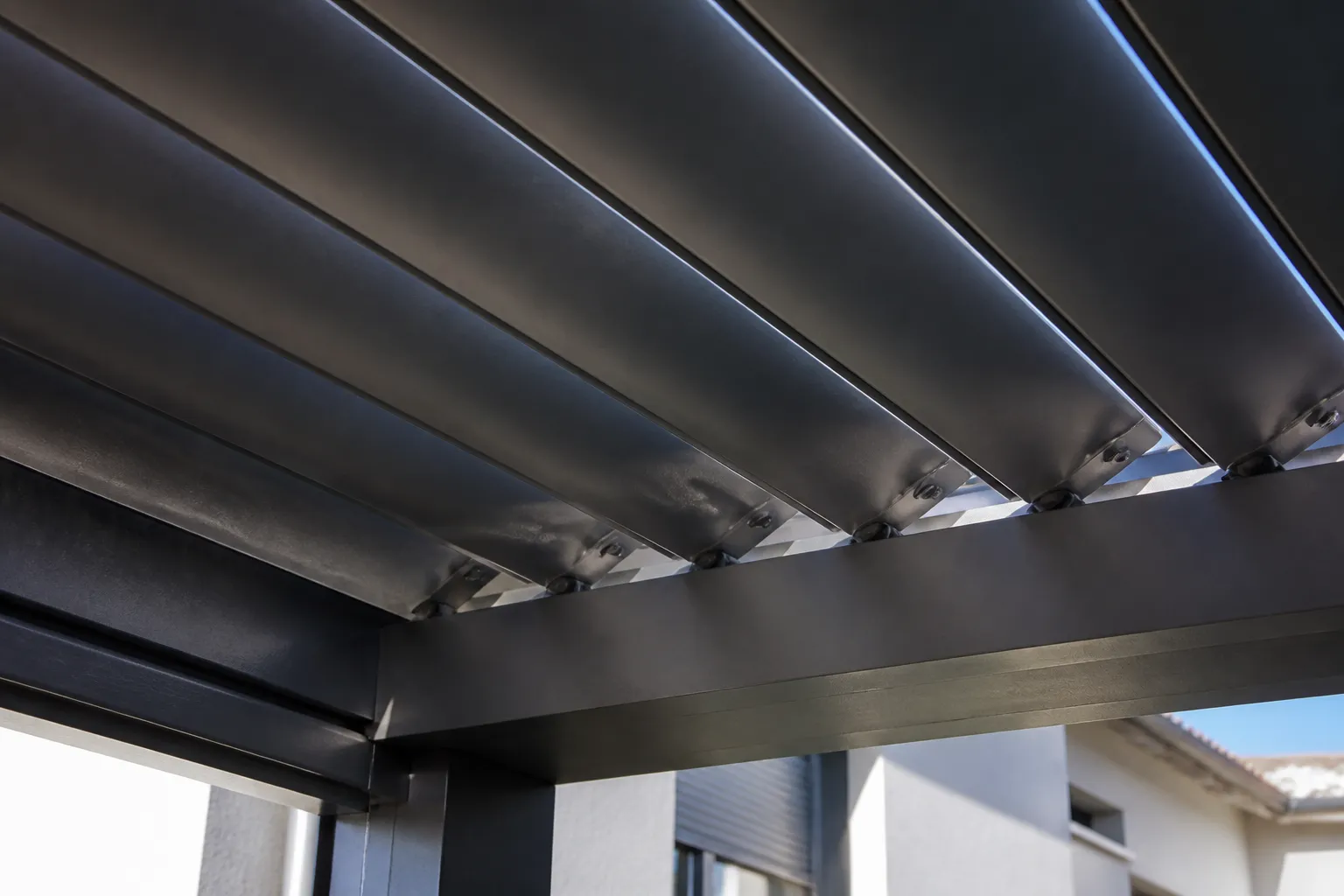 Lames orientables de pergola bioclimatique vues de dessous, position fermée