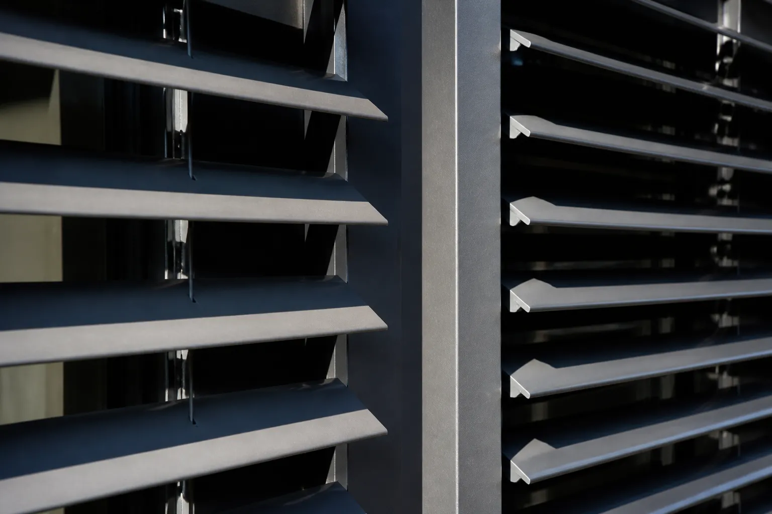 Lames de brise-soleil en aluminium vues de profil, deux orientations différentes