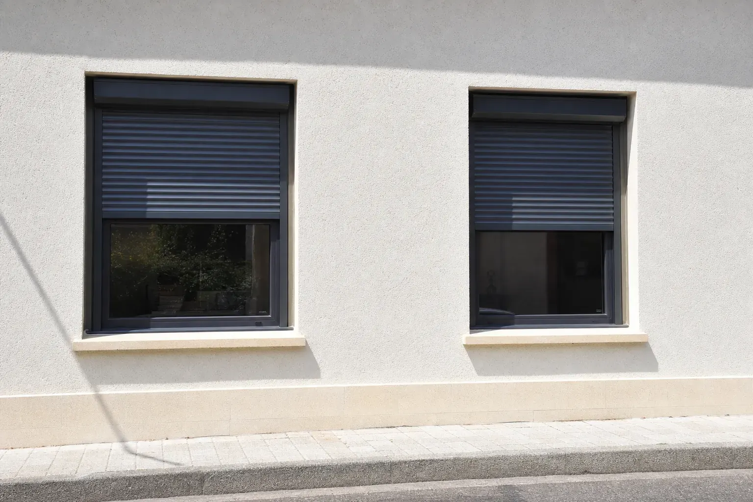 Coffre et lame de volet roulant en aluminium posés sur une façade résidentielle
